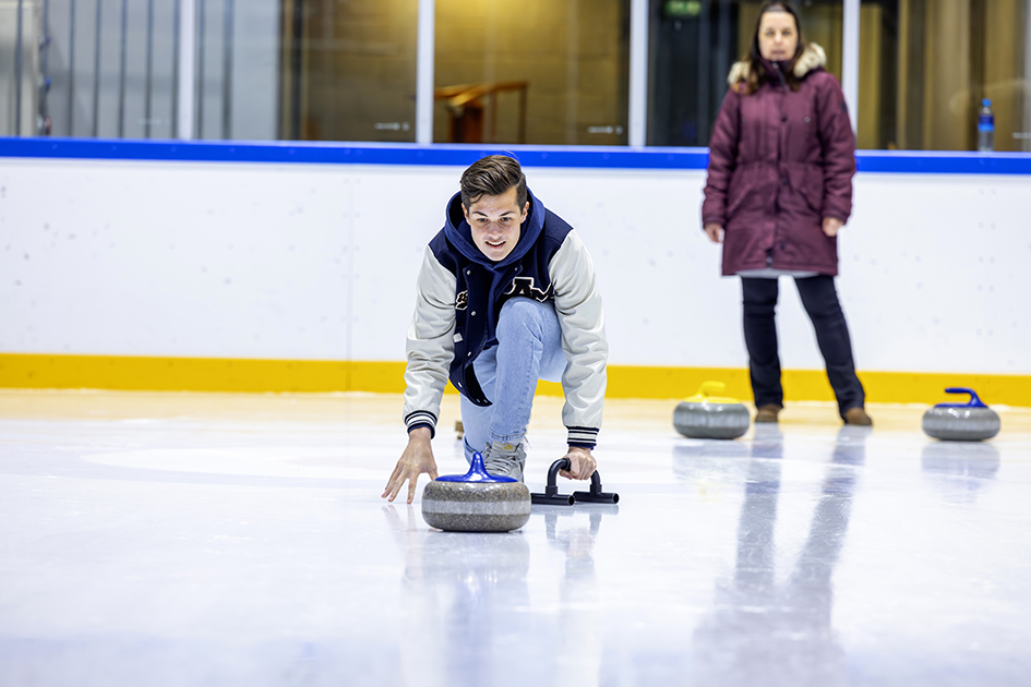Speel een potje curling of doe mee aan de Ice Games bij Optisport op de IJsbaan